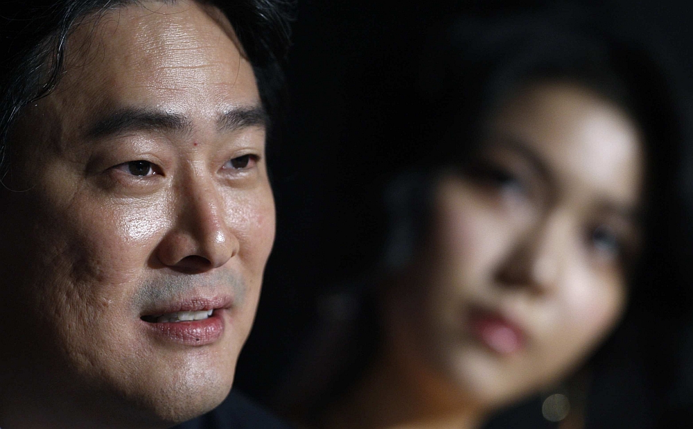 Diretor Park Chan-Wook (à esq.) ao lado de Ok-Vin Kim, do elenco do filme "Thirst", durante coletiva de imprensa no 62º Festival de Cannes | Reuters/Vincent Kessler