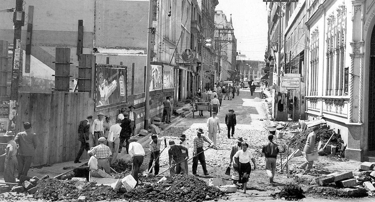 Recalçamento da Rua Monsenhor Celso, em 1955 |