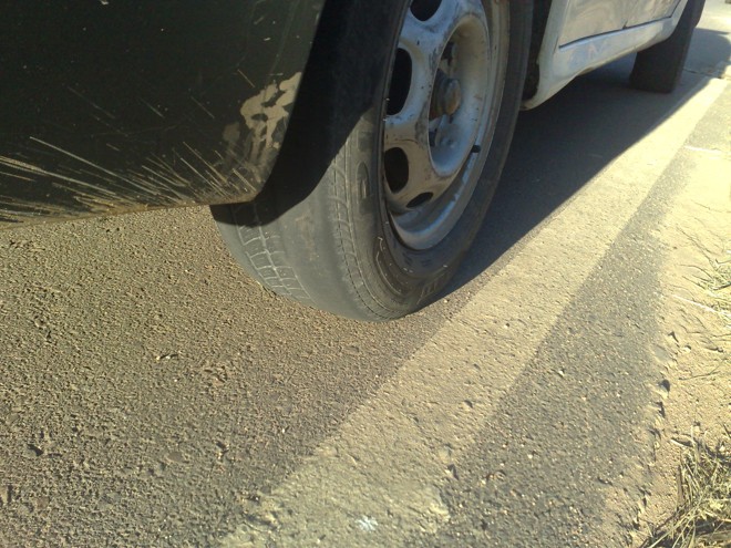 Pneu desgastado de um carro da Polícia Militar | 