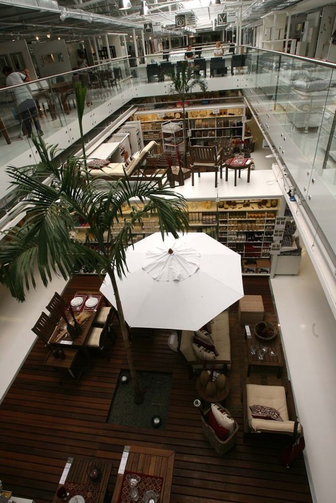 Deque com pé-direito duplo com produtos da linha Garden |