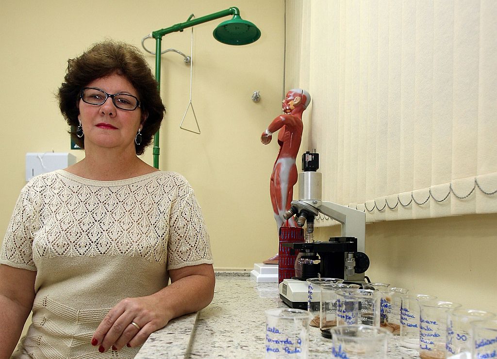 Beatriz Andreguetto se formou em Administração, mas hoje atua como esteticista: Só o diploma não resolve, é preciso se renovar. | Hedeson Alves/Gazeta do Povo