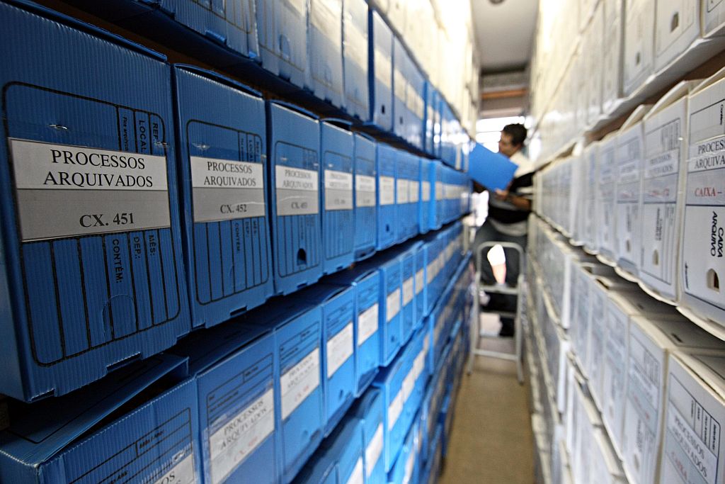 Arquivos com processos em vara criminal de Curitiba: TJ diz que presos serão fiscalizados de perto durante o transporte | Albari Rosa/Gazeta do Povo