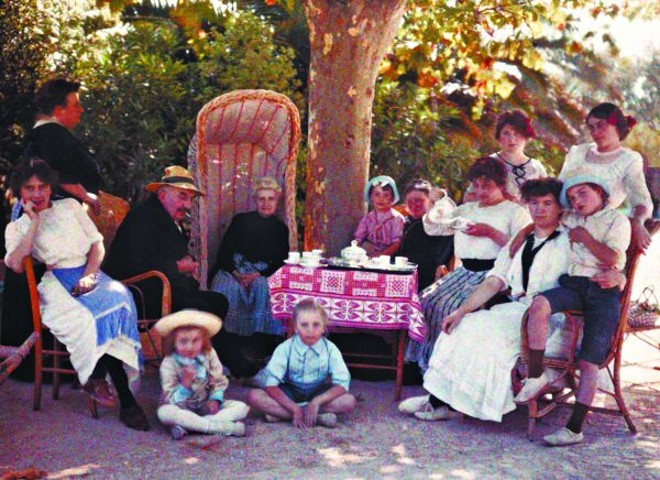 Louis Lumière em família, em 1910: fotos eram colorizadas artificialmente |