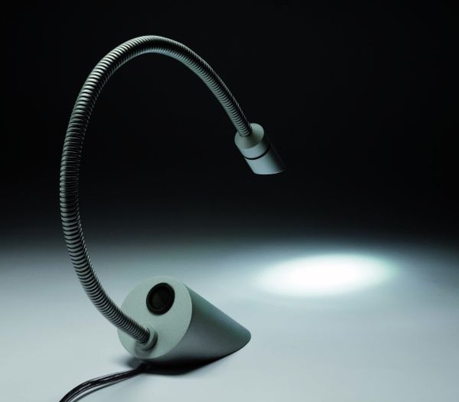 Luminária de mesa para leitura Let It Be, de Fernando Prado para a empresa brasileira Lumini. Usa led e tem haste flexível e orientável | 