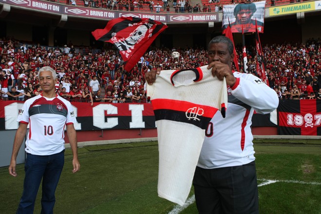 Antes do jogo com Náutico, Ziquita ídolo de jogo lendário contra o Colorado, é saudado pela torcida na Arena | 