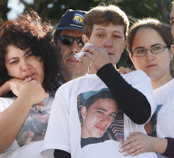 Muito emocionada, Vera de Almeida (ao centro), mãe de Murilo, disse que agradecia o apoio de todos que participaram da passeata |