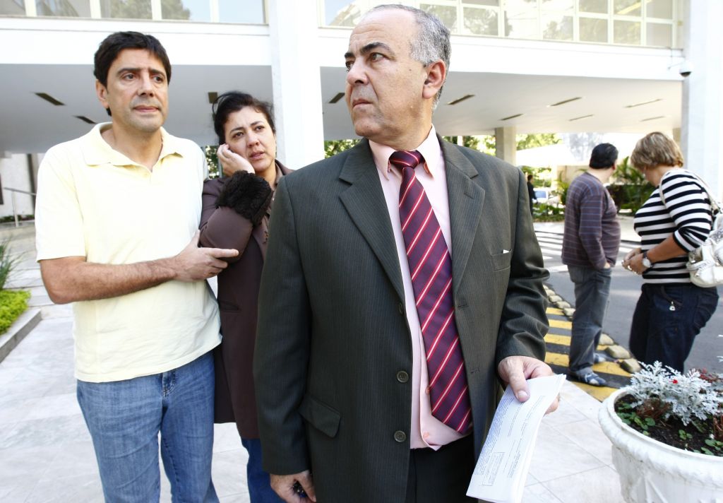 Gilmar e Cristina Yared e o advogado Elias Mattar Assad (à frente) protocolaram ontem, na Assembleia, pedido de cassação | Aniele Nascimento/Gazeta do Povo