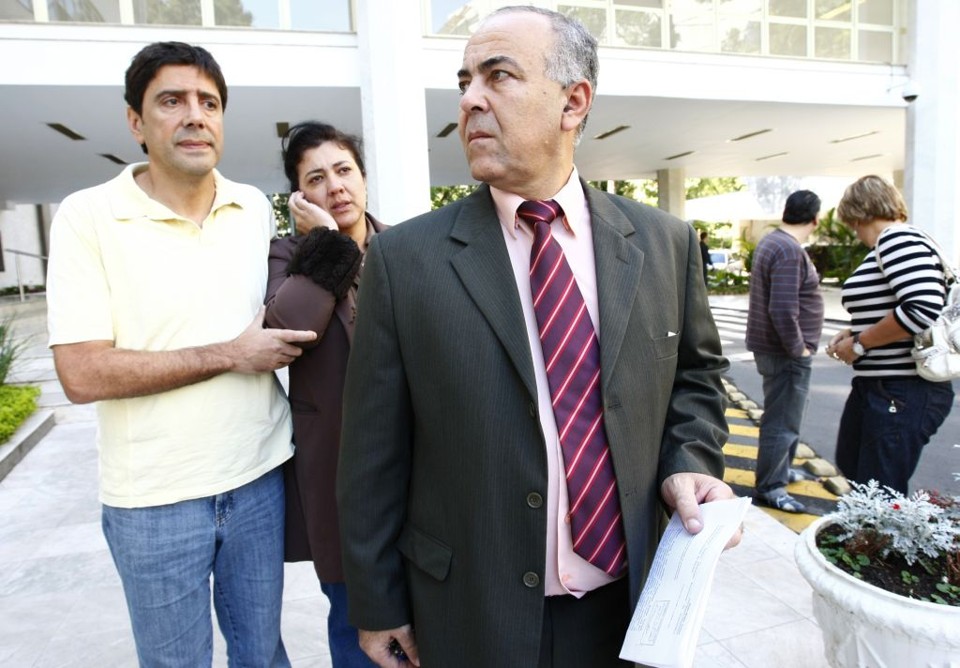 Gilmar e Cristina Yared e o advogado Elias Mattar Assad (à frente) protocolaram ontem, na Assembleia, pedido de cassação | Aniele Nascimento/Gazeta do Povo