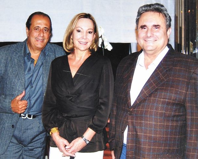Na saison, em jantar elegante no restaurante Le Bourbon, do Hotel Bourbon, o antiquário Roberto Soares, a musicóloga Clarice Miranda e o médico e psiquiatra Luiz Antônio Setti |