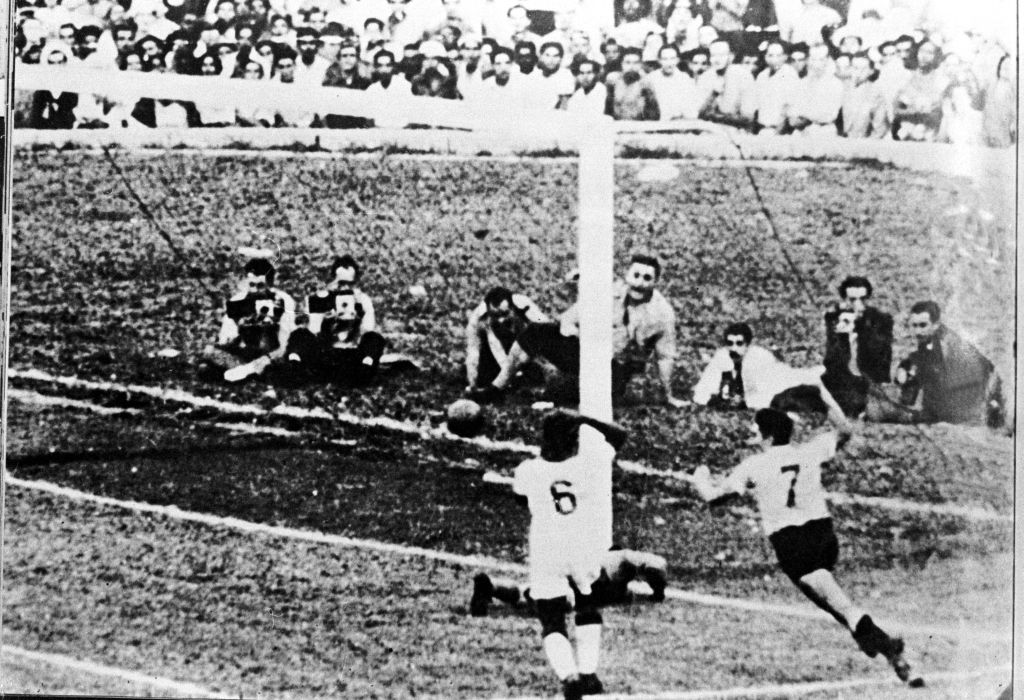 Uruguaio Ghiggia (7) cala o Maracanã com o improvável gol na decisão. Desfecho do Mundial foi o maior trauma do futebol brasileiro | Arquivo/Agência Estado