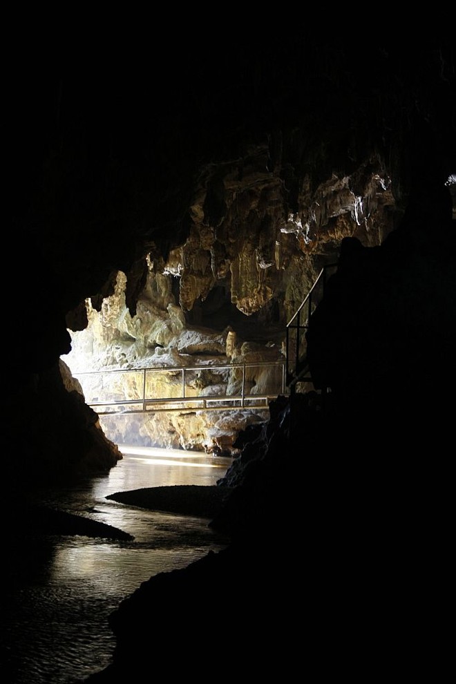 O Rio Bacaetava passa pela caverna: 