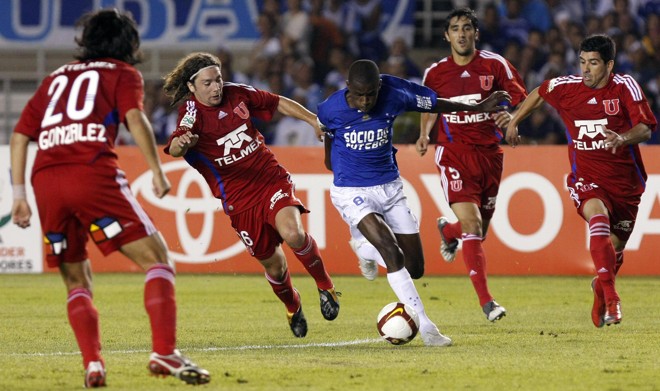 Ramirez do Cruzeiro passa pela marcação dos jogadores do Universidade de Chile |