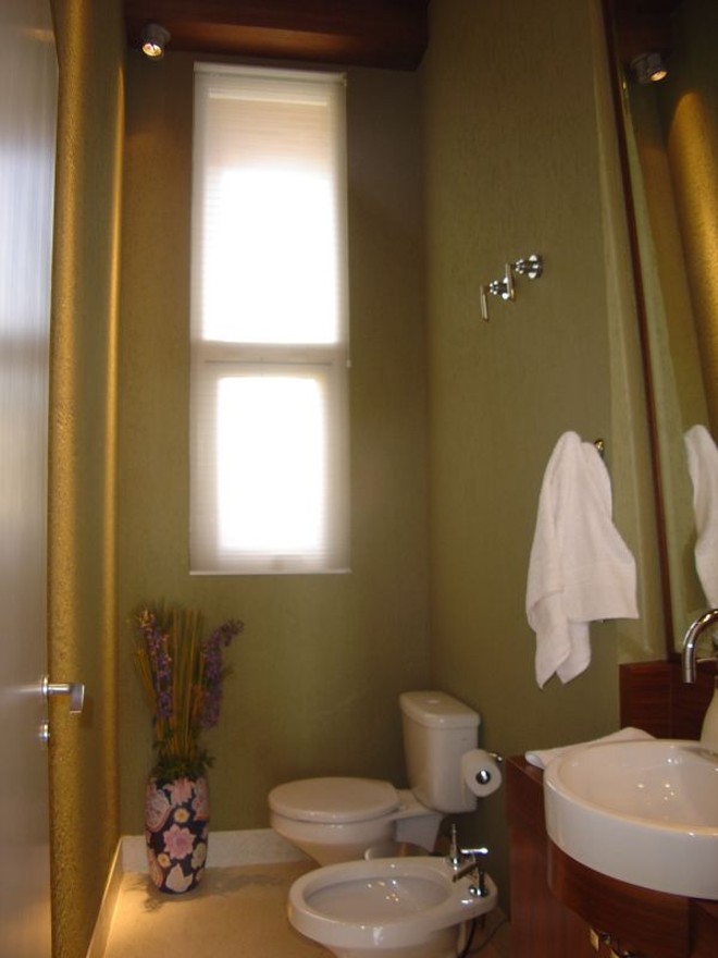 A cor da parede mais escura destaca o rodapé. O projeto é de Karin Brenner | 