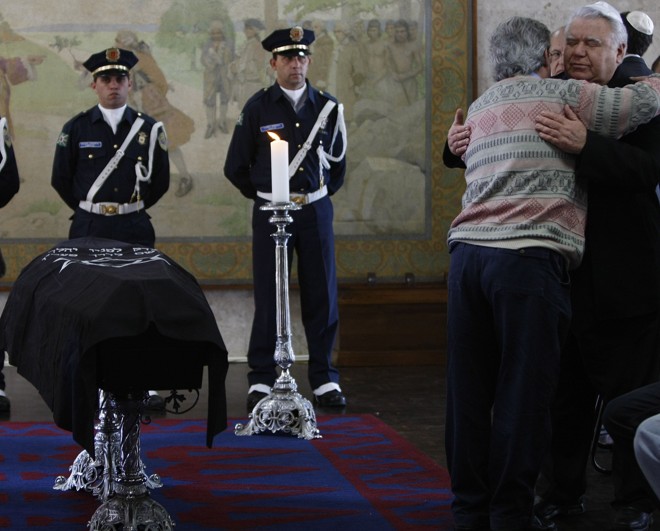 O ex-governadorJaime Lernerficou ao lado do caixão da esposa durante todo o velório |