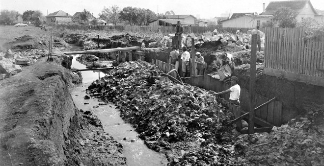 Retificando o Rio Água Verde, na Rua Yapó, em 1954 |