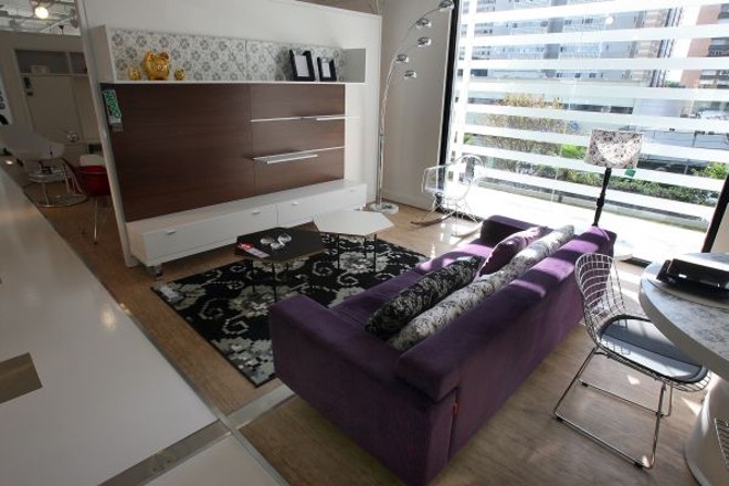 Sala com mesa Seis hexagonal, criação do arquiteto Marcelo Rosenbaum, ao centro e cadeira Bertoia (à direita) |