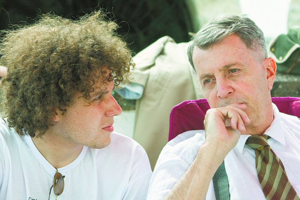 Gil Baroni (à esq.) e Daniel Filho conversam durante as filmagens de Tempos de Paz | Divulgação