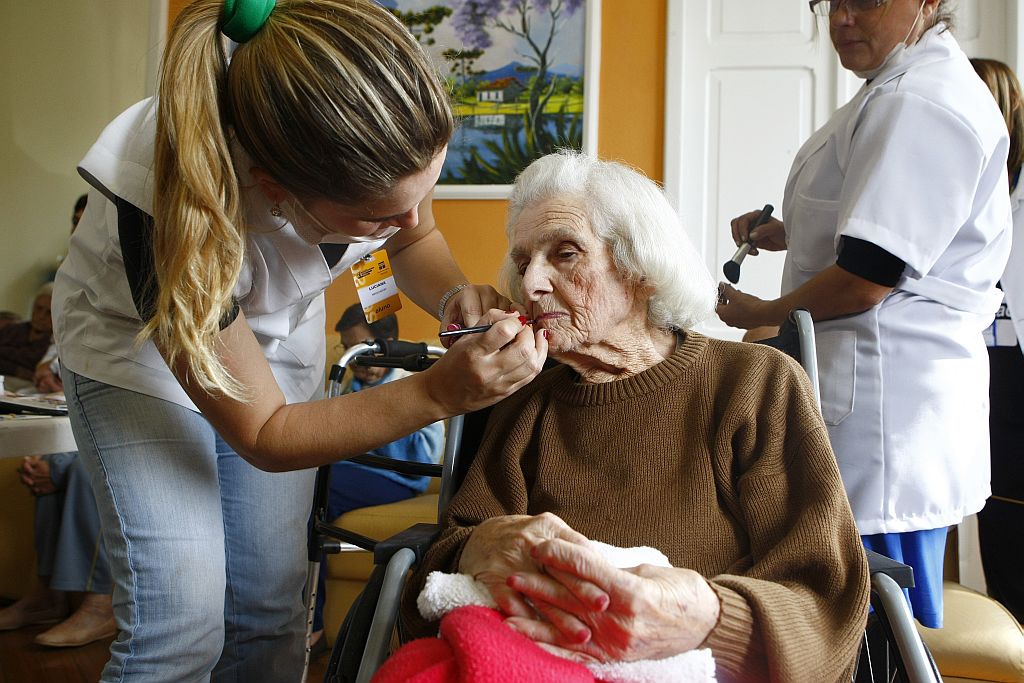 A festa de Dia das Mães no São Vicente de Paulo teve música, teatro e um dia de beleza para as internas, com cabeleireiros e maquiadores | Rodolfo Bührer/Gazeta do Povo