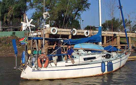 O veleiro Dalkiri, onde os tripulantes moravam, e que acabou afundando | Divulgação/Marinha