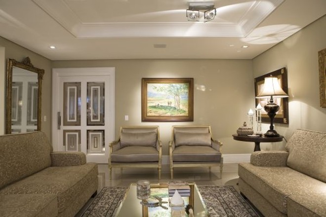 Living sofisticado: tapete persa e cadeiras folhadas a ouro com revestimento em seda | 