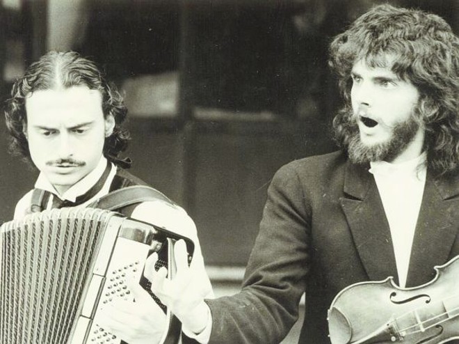 Retratos dos artistas enquanto jovens: Nico Nicolaiewsky (acordeão) e Hique Gomez (violino) |