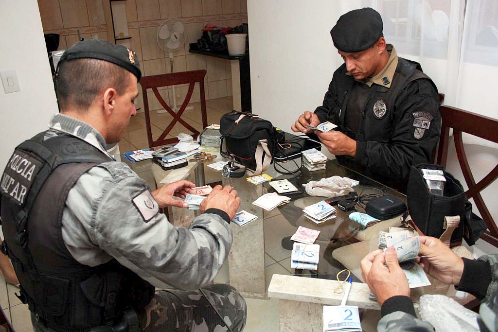 Policiais militares contam parte dos R$ 15 mil apreendidos durante a operação: dinheiro do tráfico | Osvaldo Ribeiro/SESP