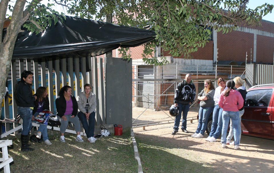 Trabalhadores prometem ficar acampados até que haja um acordo com a empresa | Rodolfo Buhrer/Gazeta do Povo