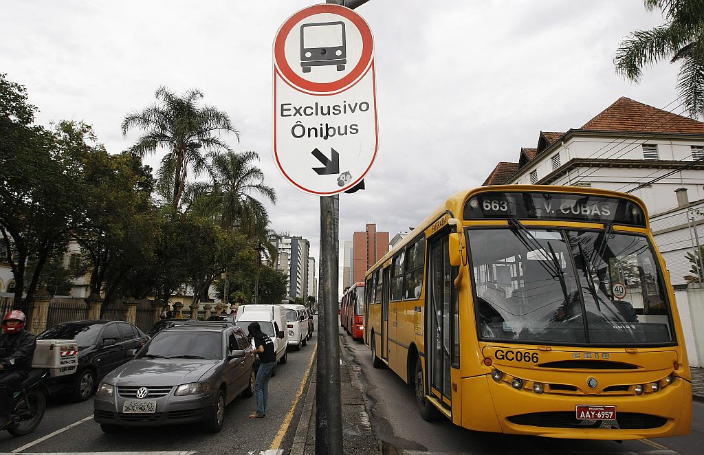 Parte da Rua Alferes Poli, perto da Praça Rui Barbosa, já conta com a faixa exclusiva | Jonathan Campos/Gazeta do Povo