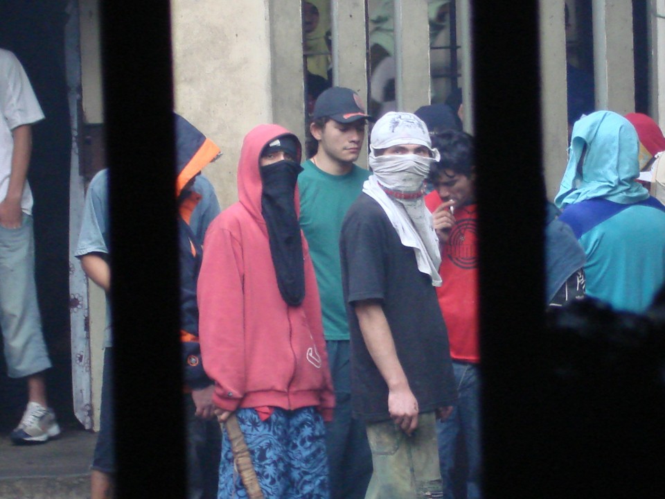 Os rebelados saíram das celas e colocaram fogo nos colchões. Dois detentos foram tomados como reféns | Roberto Soares