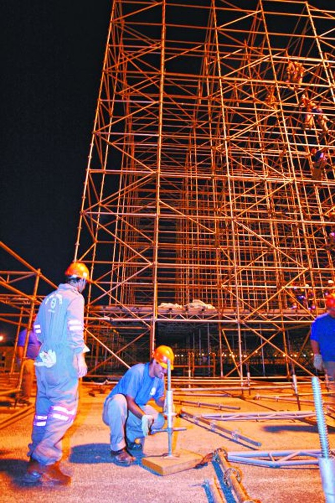 Montagem do palco do show do Oasis no ExpoTrade Pinhais |