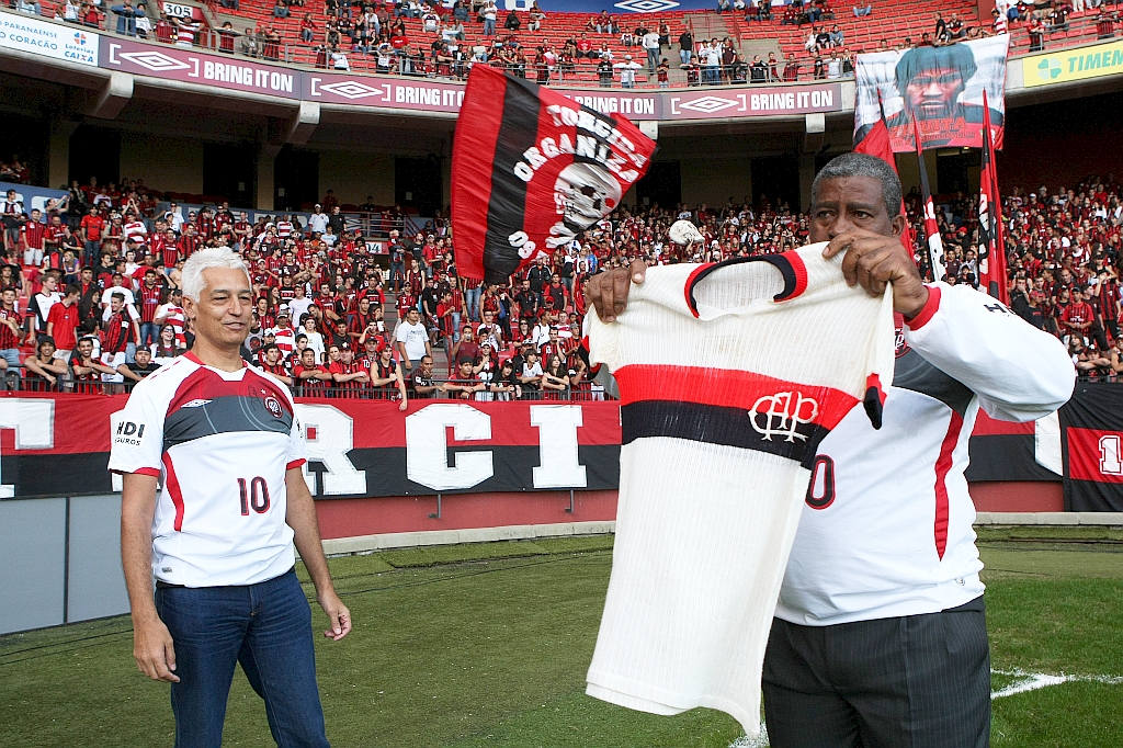 Jéfferson repetiu ontem, no gramado da Arena, o gesto de sábado, quando devolveu a Ziquita a camisa do lendário 4 a 4 | Pedro Serápio/Gazeta do Povo