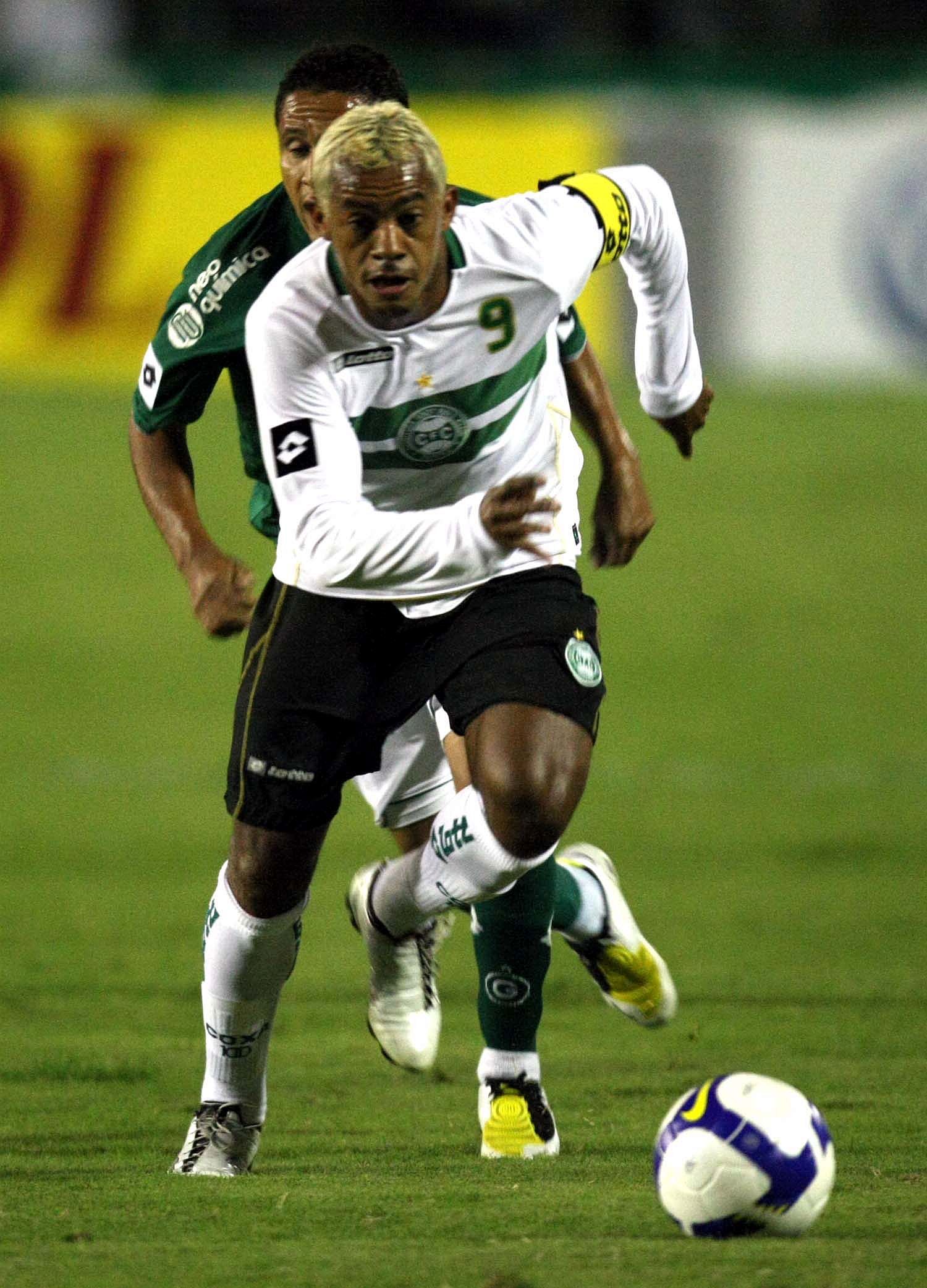 Marcelinho Paraíba, sozinho, não conseguiu evitar a derrota do Coritiba para o Goiás | Ivonaldo Alexandre / Gazeta do Povo