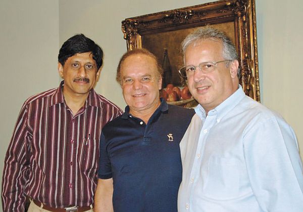 Especialista em visita a Curitiba - O professor indiano Ramesh Sharma, titular de Cirurgia Maxilo-Facial, do Instituto de Pós-Graduação e Pesquisa da Universidade de Chandigarh, na Índia, esteve um Curitiba na última semana, ciceroneado pelo cirurgião plástico Manuel Athayde. Em sua visita à cidade, o médico foi recebido pelo cirurgião plástico Arnaldo Miró, em sua residência, ocasião em que ressaltou a capacitação de nossos especialistas, a beleza da cidade e o carinho do povo brasileiro. Daqui, o Dr. Ramesh seguiu para encontro médico em Florianópolis, para o qual era um dos convidados especiais |