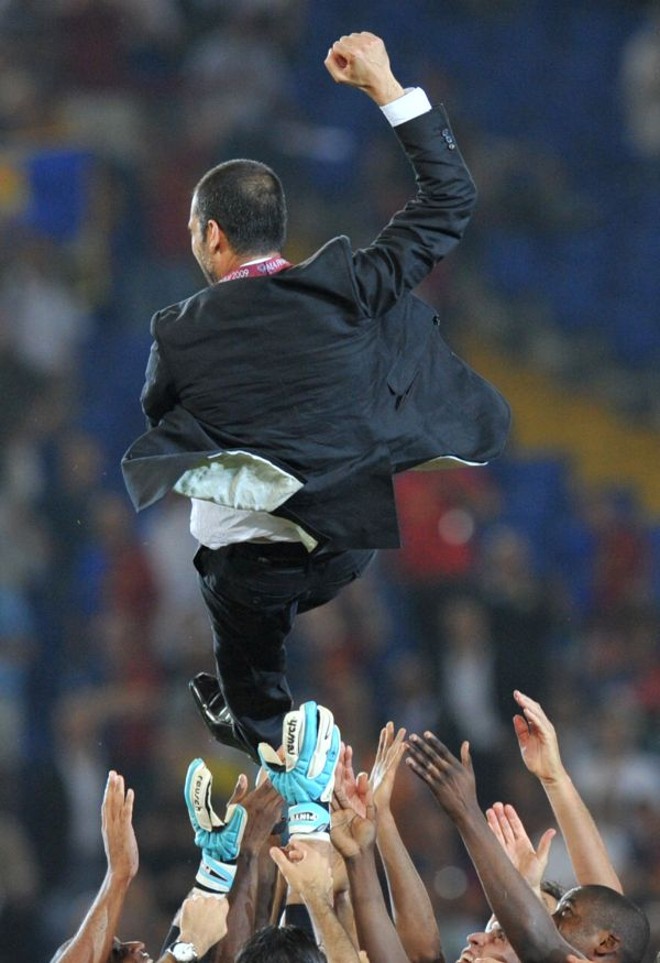 O técnico Guardiola foi lançado para o alto pelos jogadores | 