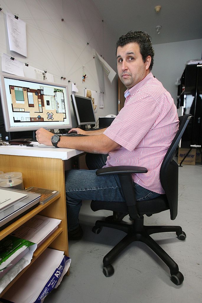 O arquiteto Orlando Pinto descobriu que tinha hérnia de disco e agora faz fisioterapia, hidroginástica e alongamento | Ivonaldo Alexandre/Gazeta do Povo