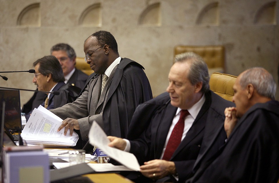 Marco Aurélio Mello (ao fundo) foi o único a votar pela manutenção da lei. Joaquim Barbosa (centro) esteve entre os três que pediram a revogação parcial. Ricardo Lewandowski (à direita) e César Peluzo votaram pelo fim da legislação | Nelson Jr./STF