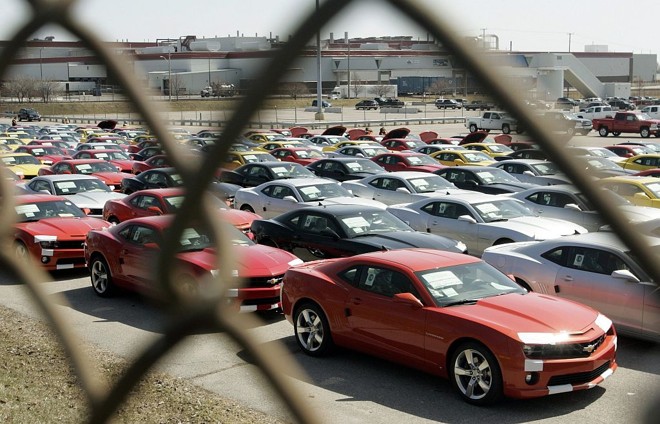 Rombo motorizado: A montadora General Motors anunciou ontem um prejuízo de US$ 6 bilhões no primeiro trimestre de 2009. O valor representa uma alta de 81% nas perdas da empresa, na comparação com o mesmo período do ano passado. Sob ameaça de concordata, a GM tem até o dia 1º de junho para apresentar seu plano detalhado de reestruturação, em troca de mais ajuda para manter sua produção |