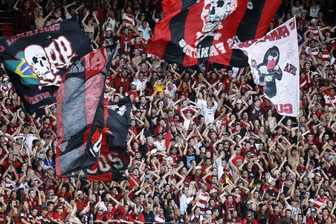 Torcedores do Atlético planejam novas faixas e bandeiras na Arena, além de bexigas, fumaça e incentivos aos jogadores para o confronto com o Coritiba |