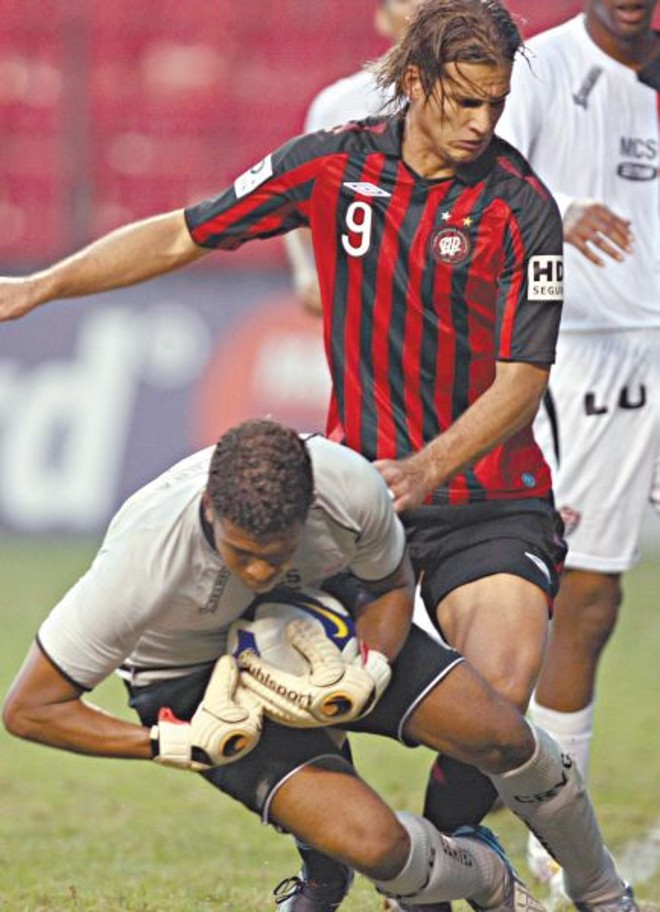 O atacante Rafael Moura tenta o lance em cima do goleiro Viáfara, do Vitória, no revés por 2 a 0 em plena Baixada | 