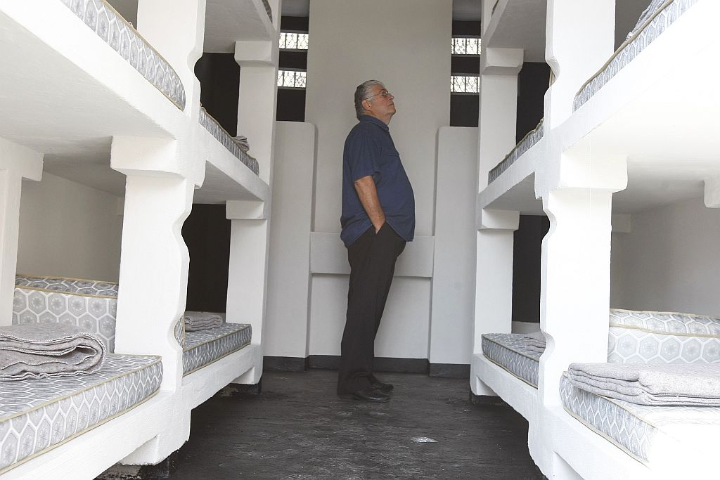 O governador inspeciona cela modular instalada no Centro de Triagem 2: construídas em concreto, as novas unidades são à prova de escavações | Fotos: Jonathan Campos/Gazeta do Povo