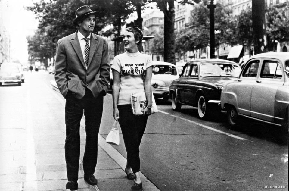 O francês Michel (Jean-Paul Belmondo) e a americana Patricia (Jean Seberg) se conhecem enquanto ela vende jornais no Champs-Elysées | Fotos: Divulgação