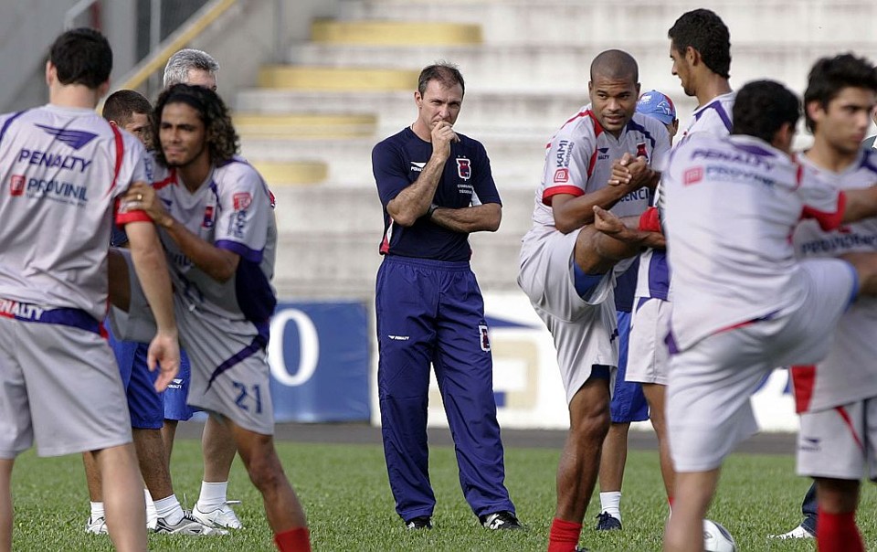 O técnico Wágner Velloso tem, hoje, a última chance de mostrar aos dirigentes paranistas que merece ficar no comando do time para a Segunda Divisão nacional | Daniel Castellano/Gazeta do Povo