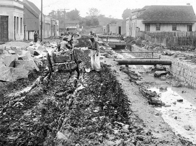 Rua Nilo Cairo: trabalhos no rio e no leito da rua enlameada, em 1943 |
