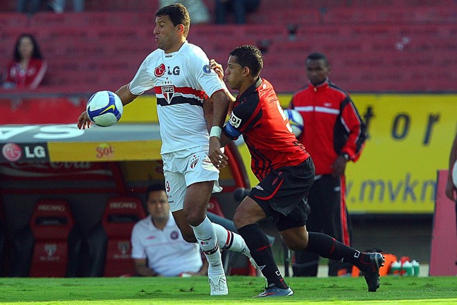 Já Washington, ex-Furacão, pouco pegou na bola, porém teve participação nos dois gols são-paulinos |