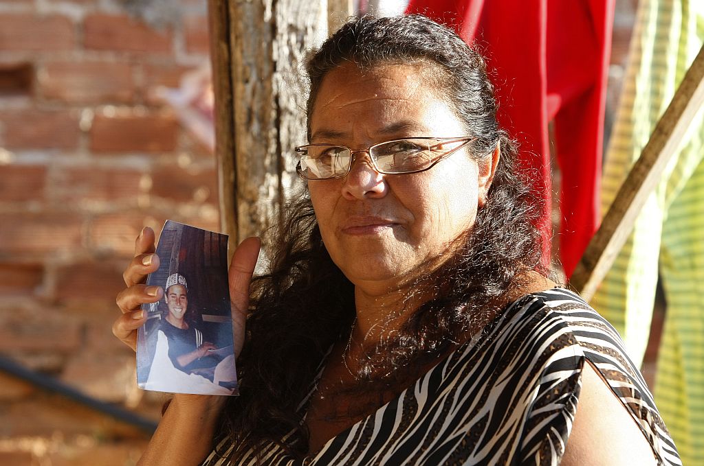 Cecília com a foto do filho, morto em 2003: campanha pela doação | Rodolfo Bührer/Gazeta do Povo