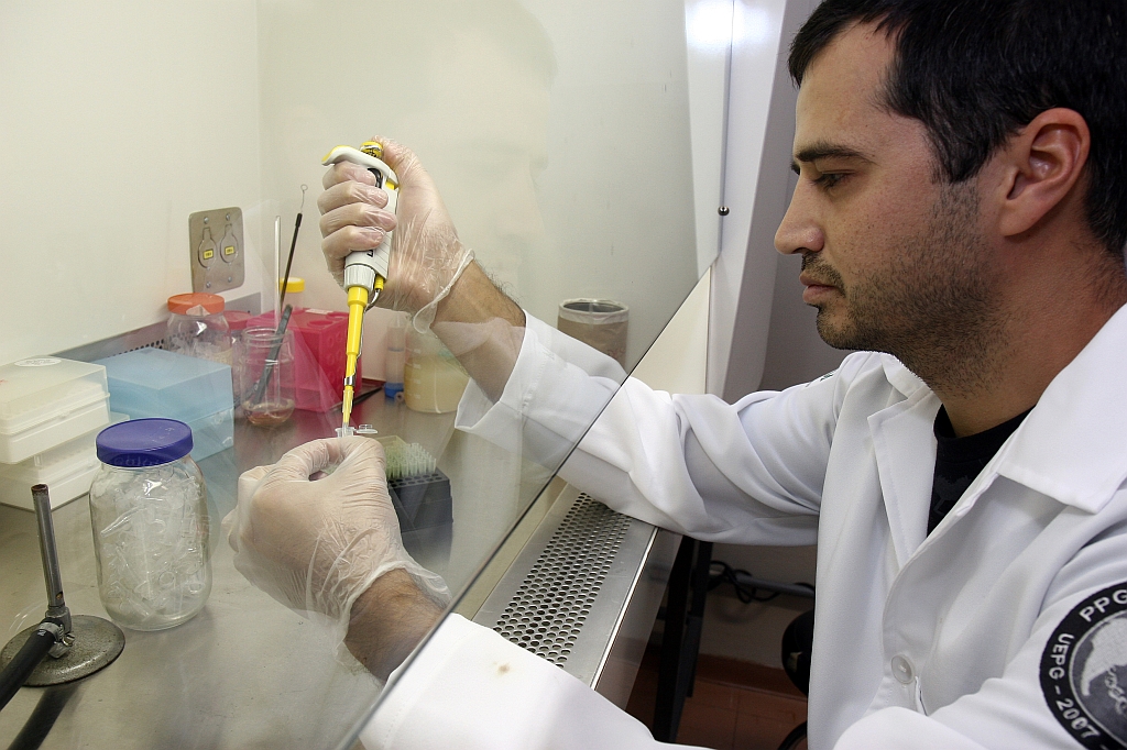 O biólogo Marcelo Vicari descarta a hipótese de andar armado caso o Congresso Nacional estenda o direito ao porte de armas de fogo aos pesquisadores | Henry Milleo/Gazeta do Povo