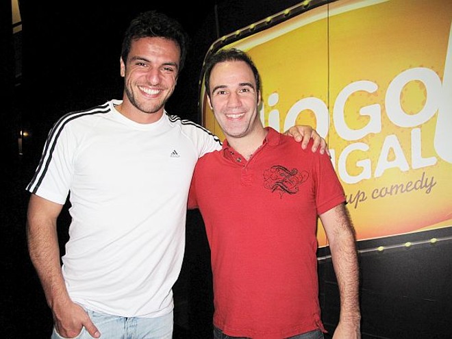 O ator Rodrigo Lombardi, que conquistou o coração das brasileiras como o Raj da novela Caminho das Índias, foi prestigiar no sábado seu amigo de longa data Diogo Portugal, que está em cartaz no Teatro dos Grandes Atores, na Barra da Tijuca, com o espetáculo