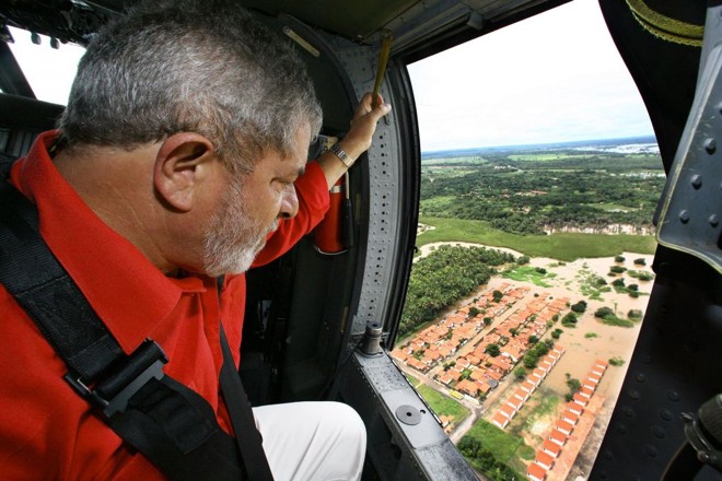 O presidente Lula sobrevoou áreas alagadas próximas ao Rio Poty, em Teresina, no Piauí | 