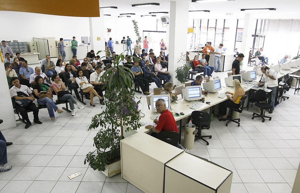 Novo sistema, já implantado em Minas Gerais, poderia diminuir as constantes filas no Detran | Rodolvo Bührer/Gazeta do Povo