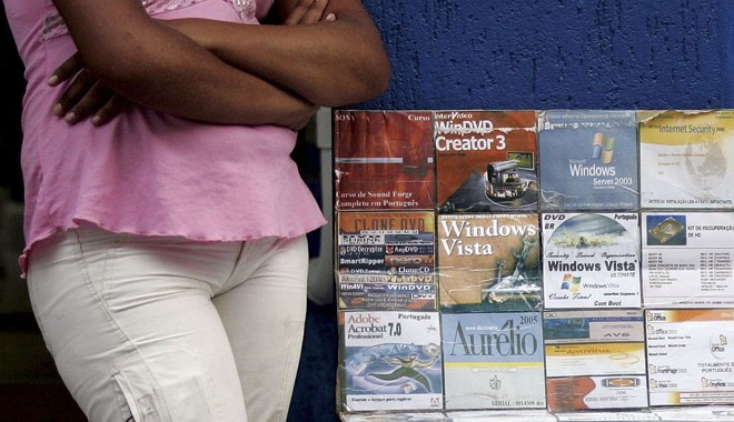 Ambulante vende programas piratas em bairro de São Paulo | 